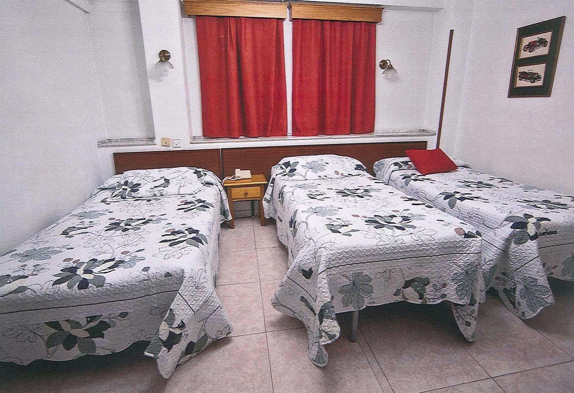 Hostal La Rosa Caces Zewnętrze zdjęcie